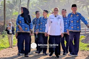 Bupati Sharing Bareng Kades se-Kecamatan Ayah di Pantai Pecaron, Ini yang Dibahas 