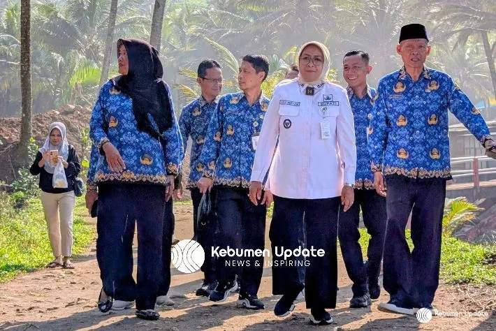 Bupati Sharing Bareng Kades se-Kecamatan Ayah di Pantai Pecaron, Ini yang Dibahas 
