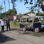 Mobil Suzuki Carry Terbakar di Dekat Perlintasan KA Gombong, Diduga Korsleting Aki