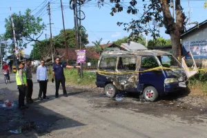Mobil Suzuki Carry Terbakar di Dekat Perlintasan KA Gombong, Diduga Korsleting Aki