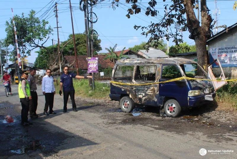 Mobil Suzuki Carry Terbakar di Dekat Perlintasan KA Gombong, Diduga Korsleting Aki