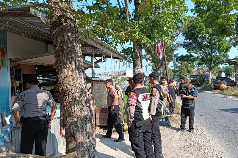 Polres Kebumen Razia Warung Miras di Kuwarasan, 30 Botol Diamankan