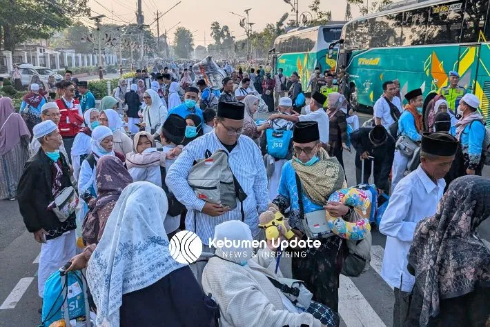 Kloter Terakhir Tiba, Bupati Lilis Nuryani Sambut 162 Jemaah Haji Kloter 16 Kebumen