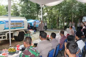 Polres Kebumen Salurkan 10.000 Liter Air Bersih dan Bansos di Desa Karangpoh