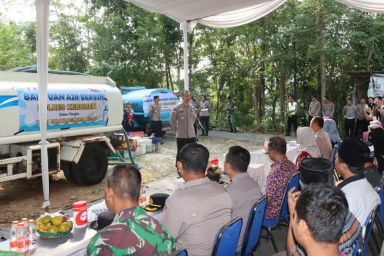 Polres Kebumen Salurkan 10.000 Liter Air Bersih dan Bansos di Desa Karangpoh
