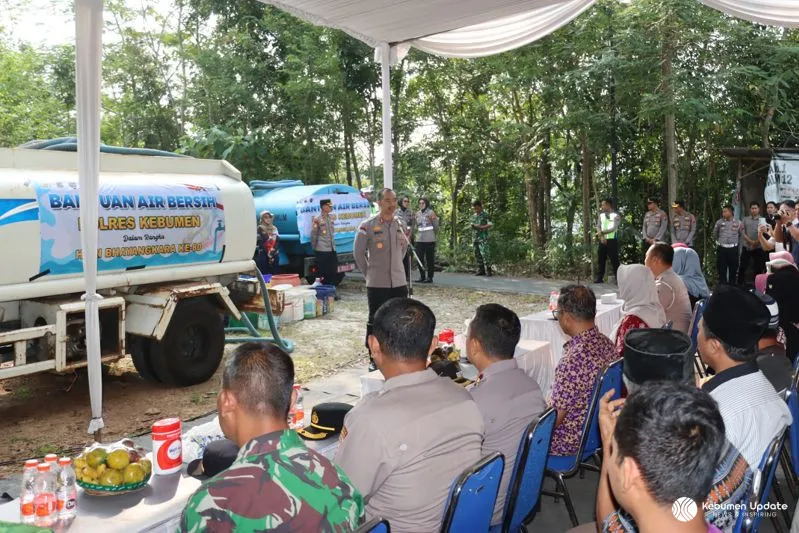 Polres Kebumen Salurkan 10.000 Liter Air Bersih dan Bansos di Desa Karangpoh
