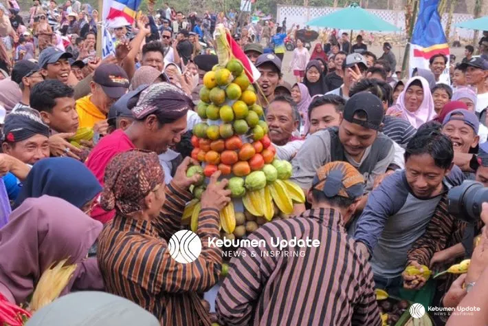 Meriah, Kirab 7 Gunungan Awali Rangkaian Karangbolong Culture Festival di Kebumen