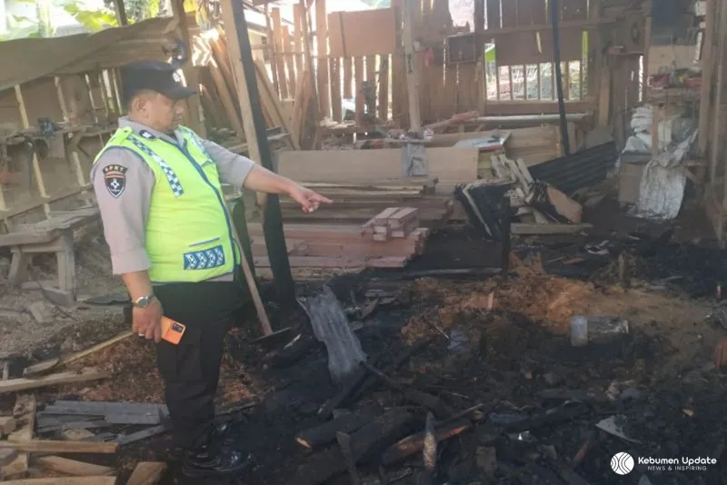 Korsleting Listrik, Bengkel Kayu di Kebadongan Klirong Hangus Terbakar
