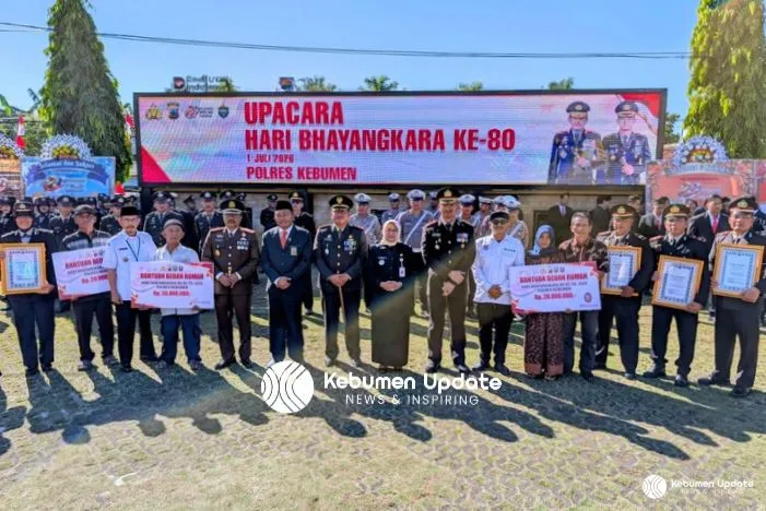 Hari Bhayangkara ke-80: Bupati Kebumen Serahkan Bantuan Bedah Rumah