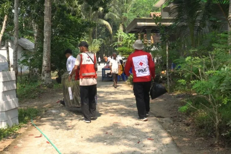 PMI Kebumen Ringankan Beban Korban Kebakaran di Adiwarno
