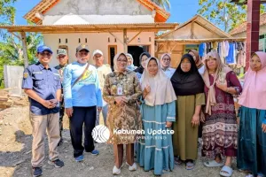 Usai Panen Bawang Merah, Bupati Lilis Sambangi Rumah Kayu Marpungah yang Kini Telah Layak Huni