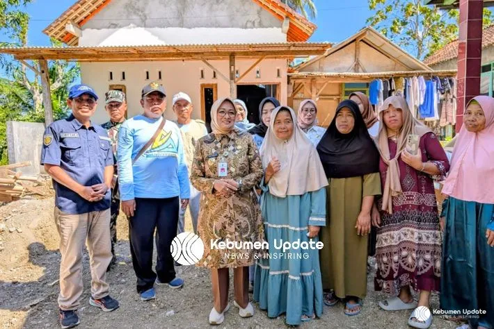 Usai Panen Bawang Merah, Bupati Lilis Sambangi Rumah Kayu Marpungah yang Kini Telah Layak Huni