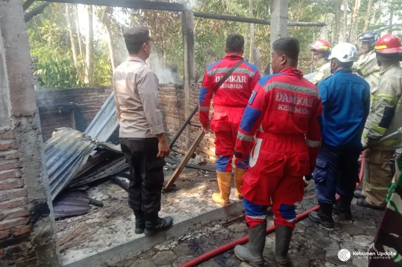 Diduga dari Bakar Sampah, Gudang Mebel di Petanahan Hangus Dilalap Api