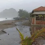 Pesisir Kebumen Dihantam Gelombang 4 Meter, Warung di Setrojenar dan Suwuk Terdampak