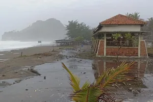 Pesisir Kebumen Dihantam Gelombang 4 Meter, Warung di Setrojenar dan Suwuk Terdampak