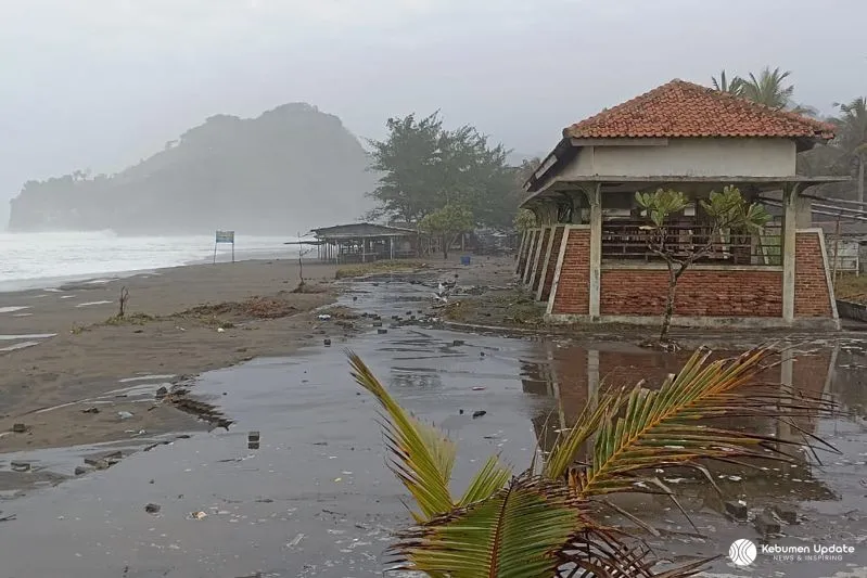 Pesisir Kebumen Dihantam Gelombang 4 Meter, Warung di Setrojenar dan Suwuk Terdampak