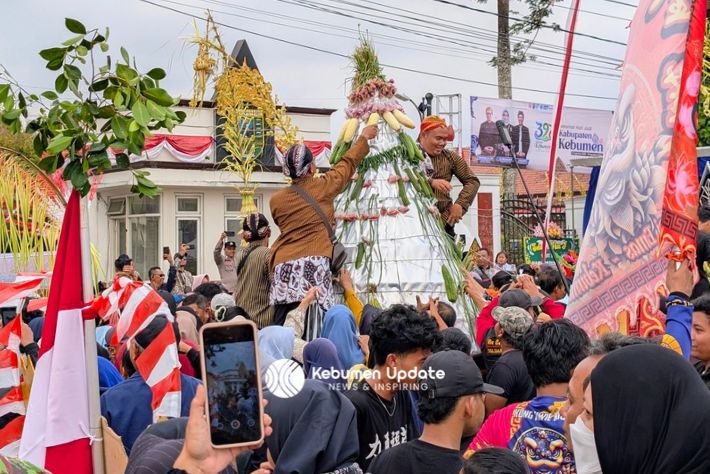 Kirab Budaya Kebumen Berlangsung Meriah, Warga Antusias Berebut Gunungan Hasil Bumi