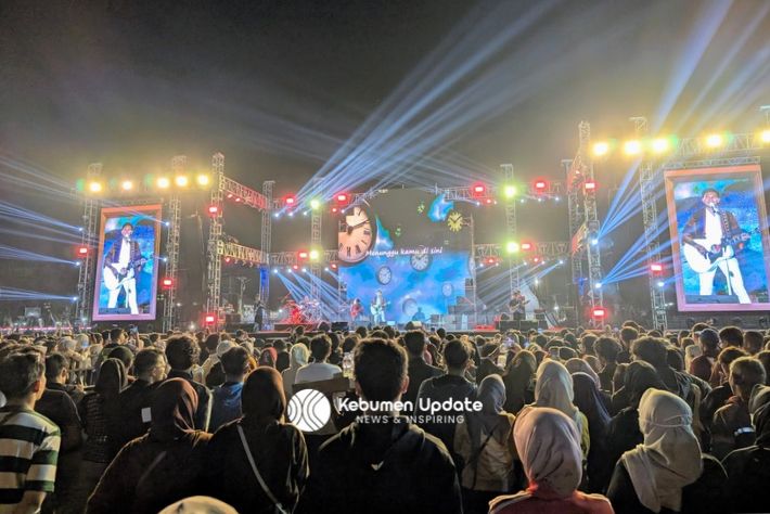 Bernyanyi dan Berinteraksi Hangat, Anji Sukses Meriahkan Malam Pembukaan Kebumen Fest 2026