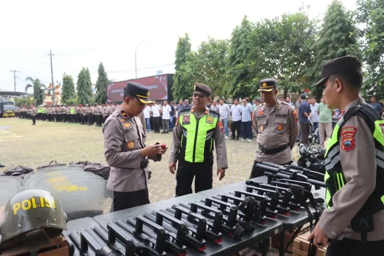 Pasukan dan Kendaraan Taktis Dikerahkan di Mapolres Kebumen, Ada Apa?