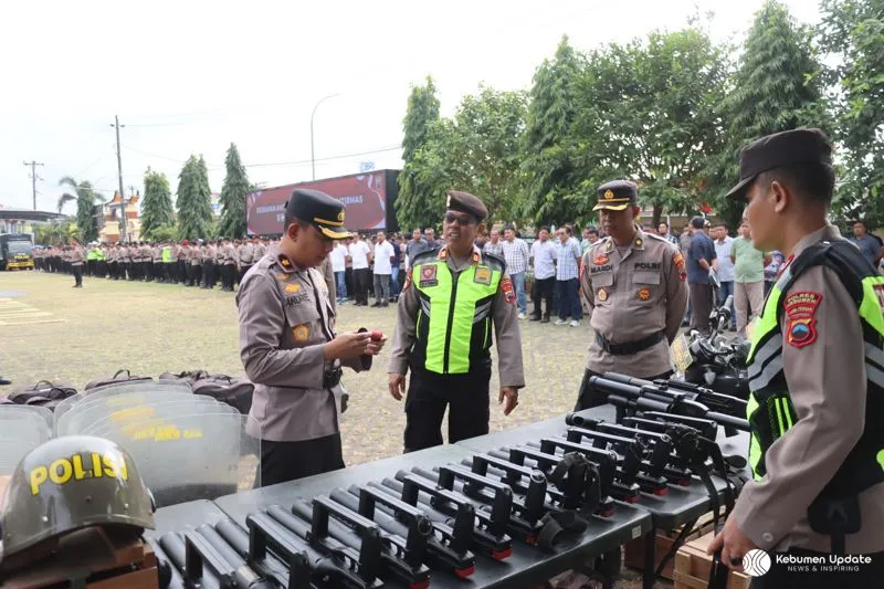 Pasukan dan Kendaraan Taktis Dikerahkan di Mapolres Kebumen, Ada Apa?