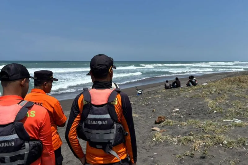 Tim SAR Gabungan Cari Nelayan Tenggelam di Pantai Entak Kebumen