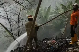 Kebakaran Sampah Liar Dekat Makam Singapatra Kebumen Berhasil Dipadamkan