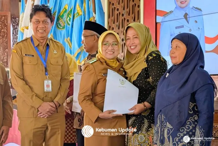 Pemkab Kebumen Serahkan Tali Asih bagi 135 ASN Purnatugas