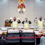 Uang Puluhan Miliar dalam Koper Merah di Rumah Eks Bupati Kebumen Jadi Bukti Kunci OTT KPK