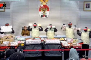 Uang Puluhan Miliar dalam Koper Merah di Rumah Eks Bupati Kebumen Jadi Bukti Kunci OTT KPK