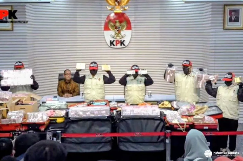 Uang Puluhan Miliar dalam Koper Merah di Rumah Eks Bupati Kebumen Jadi Bukti Kunci OTT KPK