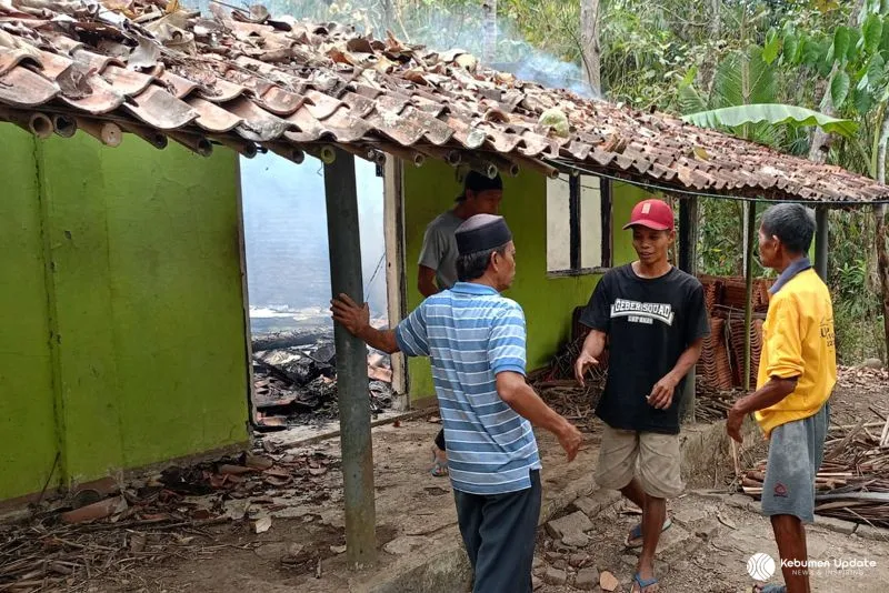 Bakar Sampah Pakan Ternak, Rumah Warga Kutowinangun Ludes Dilalap Si Jago Merah