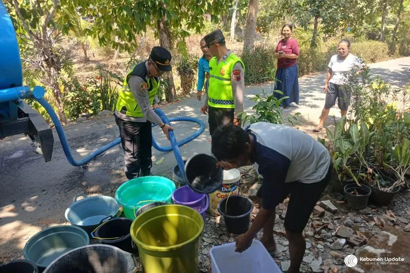 Warga Kalisono Kebumen Sambut Gembira Bantuan 10.000 Liter Air Bersih