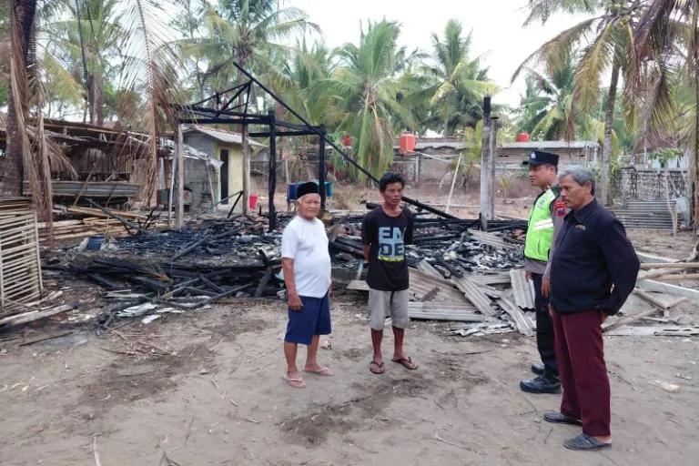 Diduga Lupa Cabut Mesin Gerinda, Rumah Warga Tambakmulyo Puring Dilalap Si Jago Merah