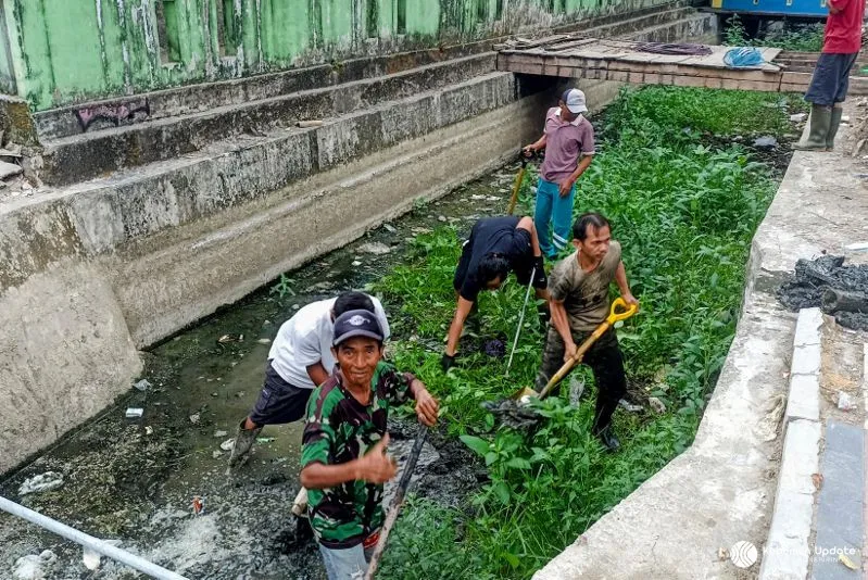 Kelurahan Kebumen Gelar Gerakan Bersih Kali untuk Atasi Persoalan Sampah Saluran Irigasi