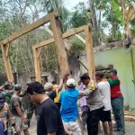Warga Bersama TNI-Polri Gotong Royong Perbaiki Rumah Korban Kebakaran di Kutowinangun