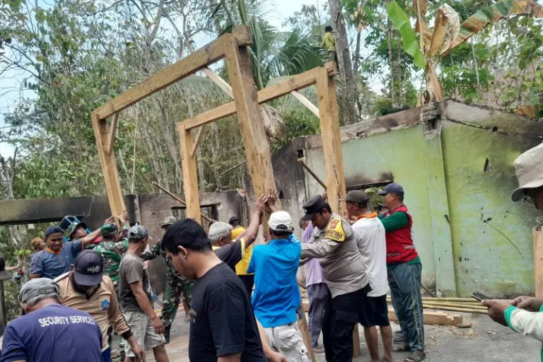 Warga Bersama TNI-Polri Gotong Royong Perbaiki Rumah Korban Kebakaran di Kutowinangun