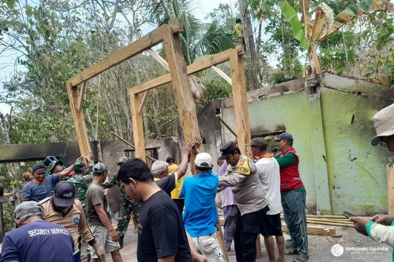 Warga Bersama TNI-Polri Gotong Royong Perbaiki Rumah Korban Kebakaran di Kutowinangun