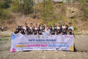 Tradha Foundation Adakan Bersih-Bersih Sampah Bersama 300 Anak Muda