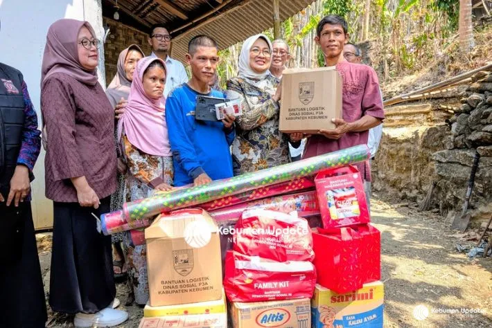 Rumah Ludes Dilalap Si Jago Merah, Keluarga di Buayan Dapat Bantuan dari Bupati