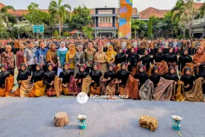 Merajut Identitas dan Karakter, SMAN 1 Kebumen Gelar Peringatan Hari Batik Nasional dan Launching Bulan Bahasa