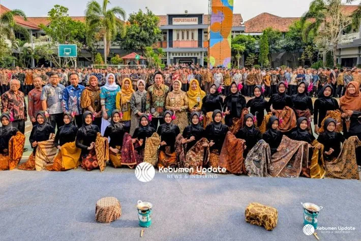 Merajut Identitas dan Karakter, SMAN 1 Kebumen Gelar Peringatan Hari Batik Nasional dan Launching Bulan Bahasa