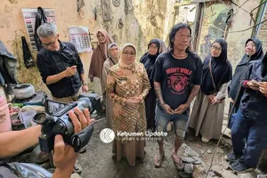 Gandeng Muslimah Bergerak, Bupati Kebumen Tinjau Perbaikan Rumah Warga Petanahan