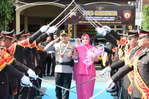 Tradisi Pedang Pora Sambut AKBP Rachmad C. Yusuf Sebagai Kapolres Kebumen