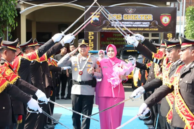 Tradisi Pedang Pora Sambut AKBP Rachmad C. Yusuf Sebagai Kapolres Kebumen