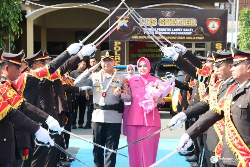 Tradisi Pedang Pora Sambut AKBP Rachmad C. Yusuf Sebagai Kapolres Kebumen